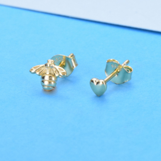 The new S925 sterling silver love bee earrings are gold-toned light luxury fashion and versatile earrings