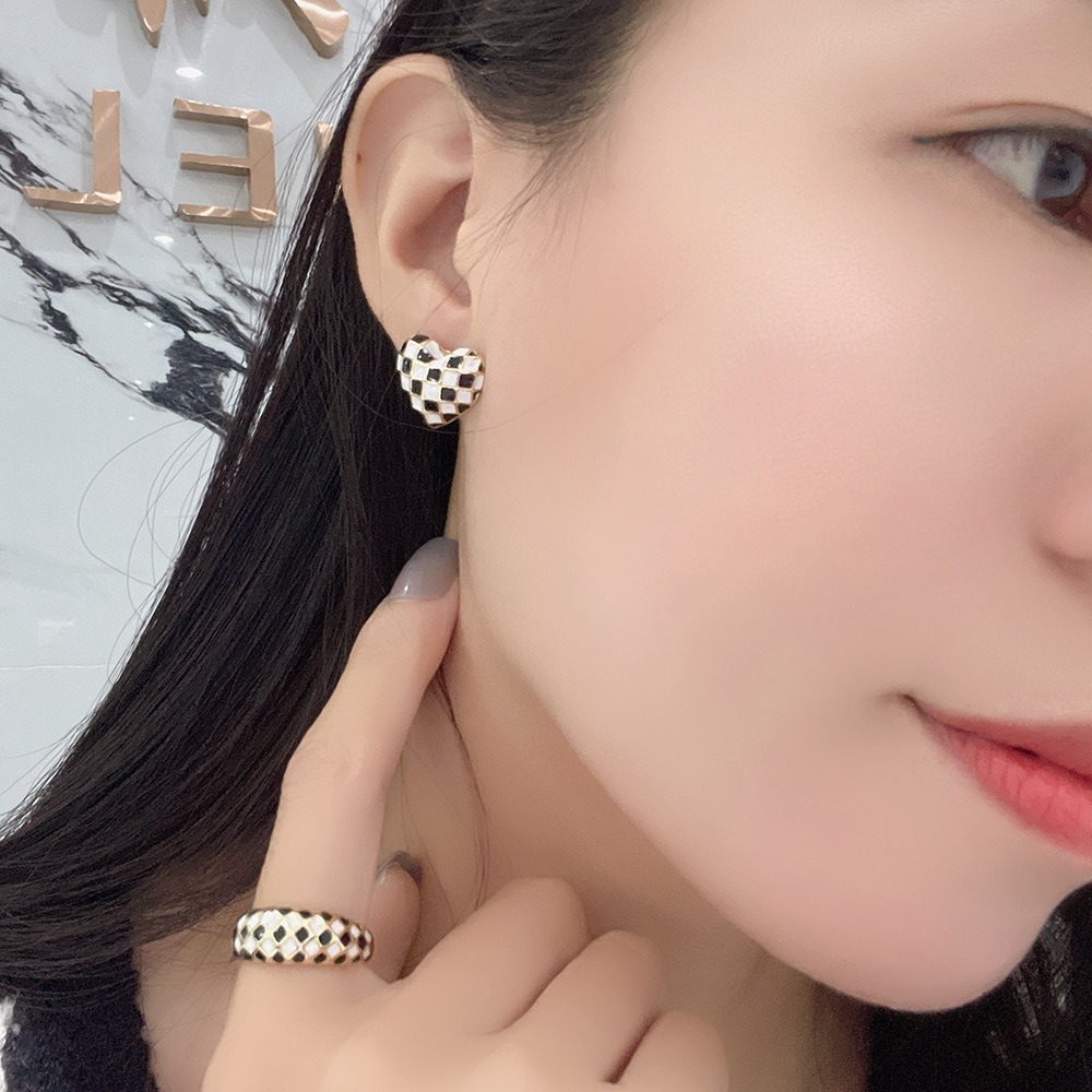 S925 sterling silver stud earrings heart-shaped black and white checkerboard dripping oil earrings - Image 4