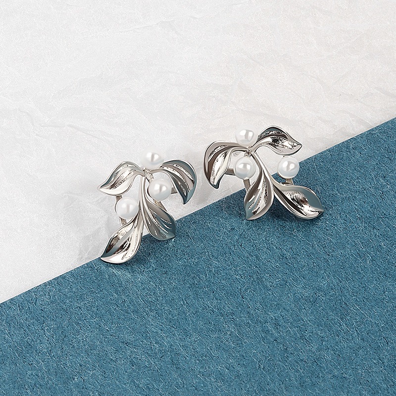 S925 sterling silver stud earrings leaf pearl earrings - Image 3