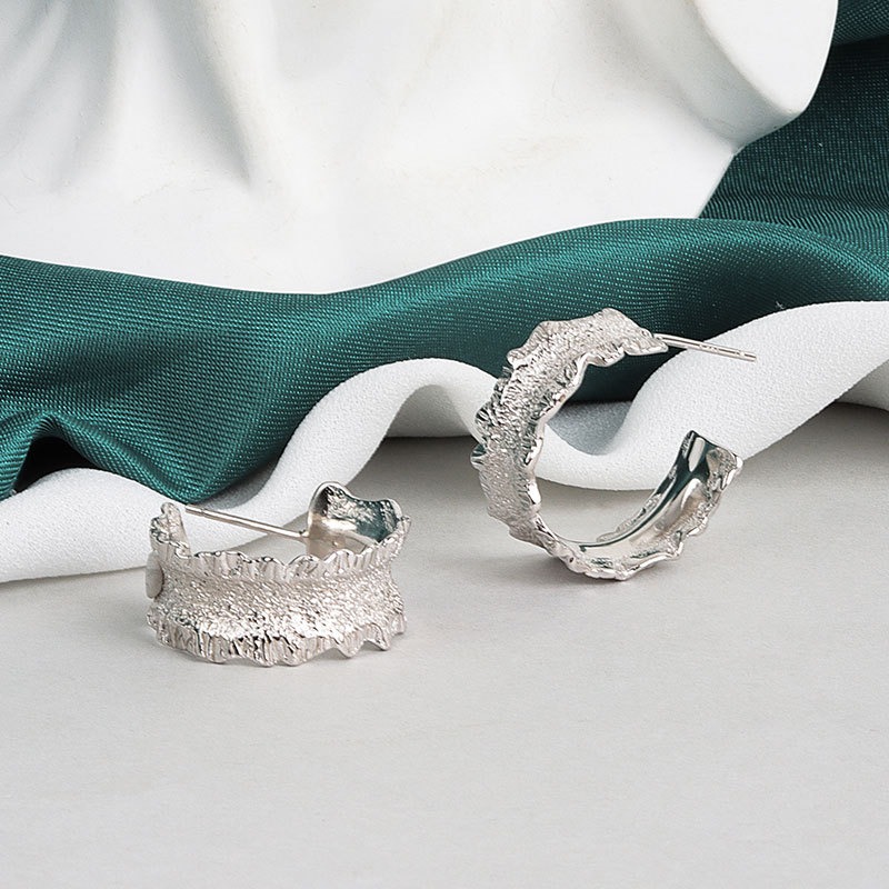 S925 sterling silver stud earrings wavy sand wide face earrings - Image 3