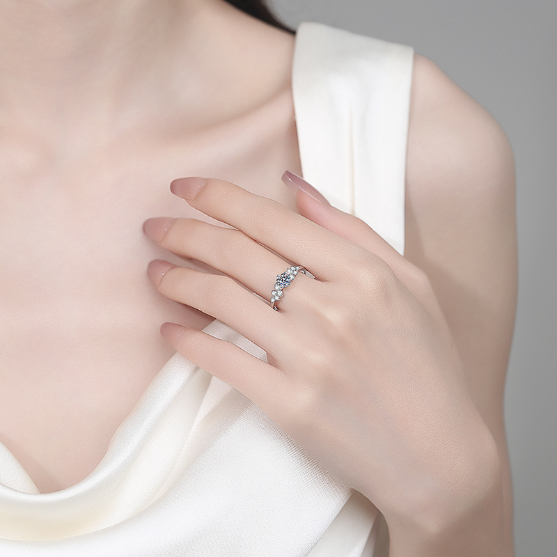 S925 Sterling Silver Moissanite Ring for Women: Exquisite, Small, Simple, Suitable for Everyday Wear, Commute, Versatile, and a Perfect Gift. - Image 4